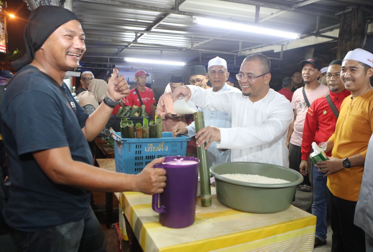 MB lawat gerai Lemang U-turn, cuba hasilkan juadah sendiri