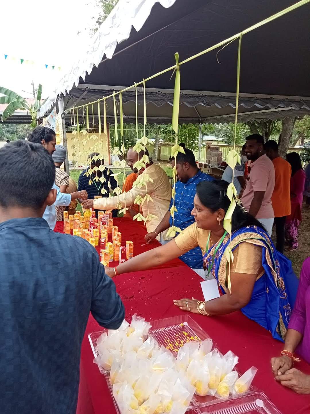 கோல சிலாங்கூர் பிகேஆர் ஏற்பாட்டில் பெஸ்தாரி ஜெயா பங்குனி உத்திர விழாவில் தண்ணீர் பந்தல்