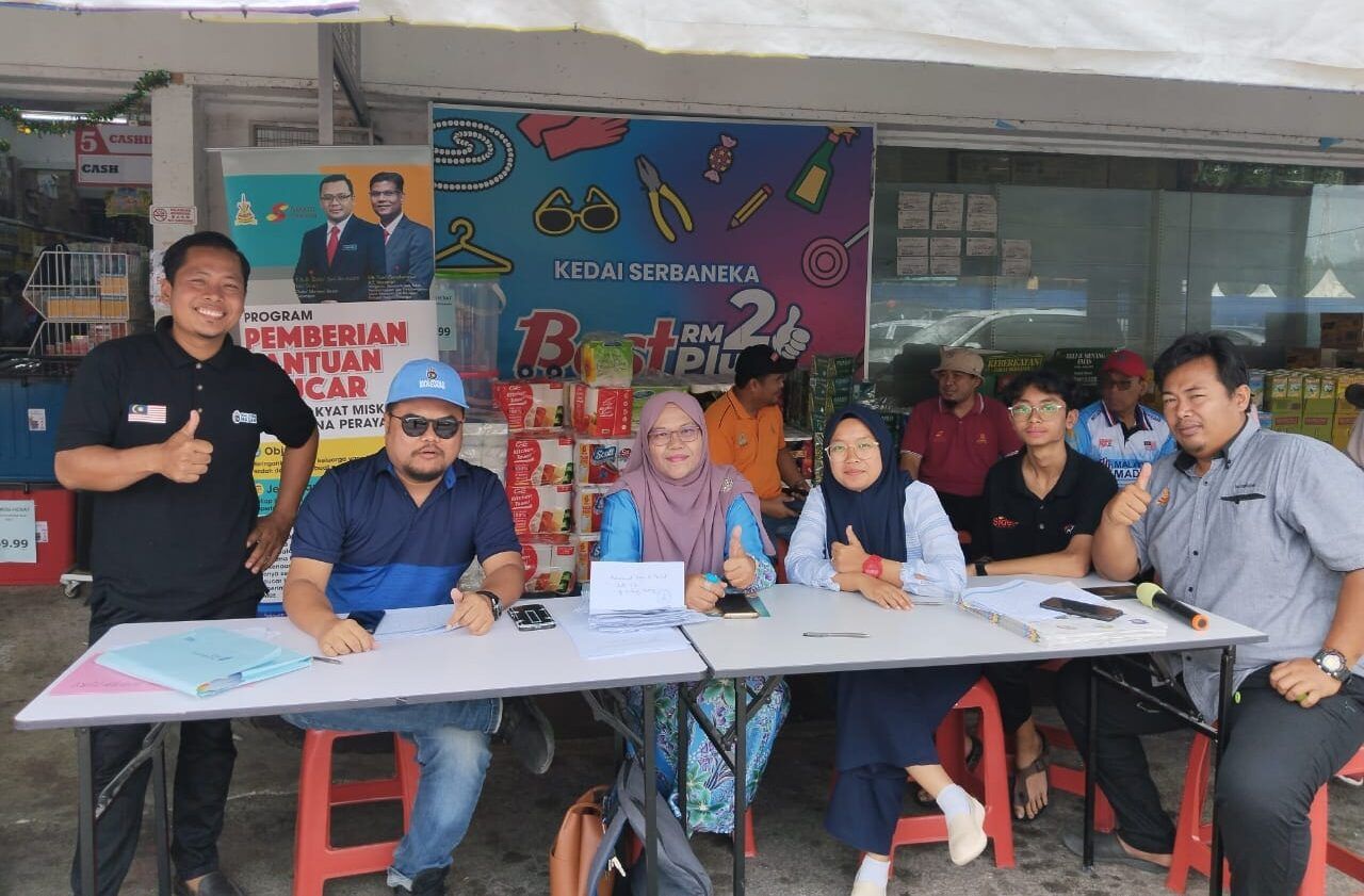 மாநிலத் தொகுதிகளில் வசிக்கும் 100 பேருக்கு RM200 மதிப்புள்ள ஜோம் ஷாப்பிங் ஐடில்பித்ரி வவ்வுச்சர்கள் வழங்கப்பட்டன
