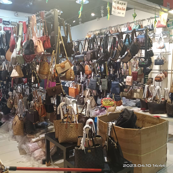 10,000 beg tangan tiruan bernilai RM1 juta dirampas, empat individu ditahan