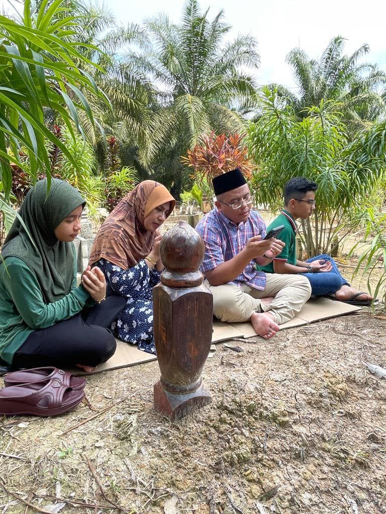 MB, keluarga ziarah pusara arwah bapa dan nenek