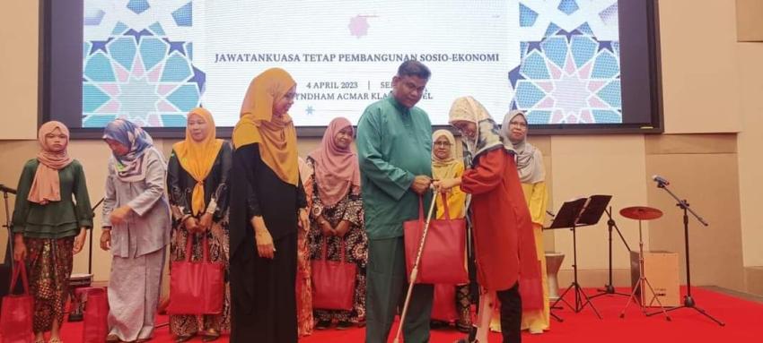  ஏழ்மை நிலையில் உள்ள  மக்களுக்கு அடிப்படை உணவு நன்கொடைகள்