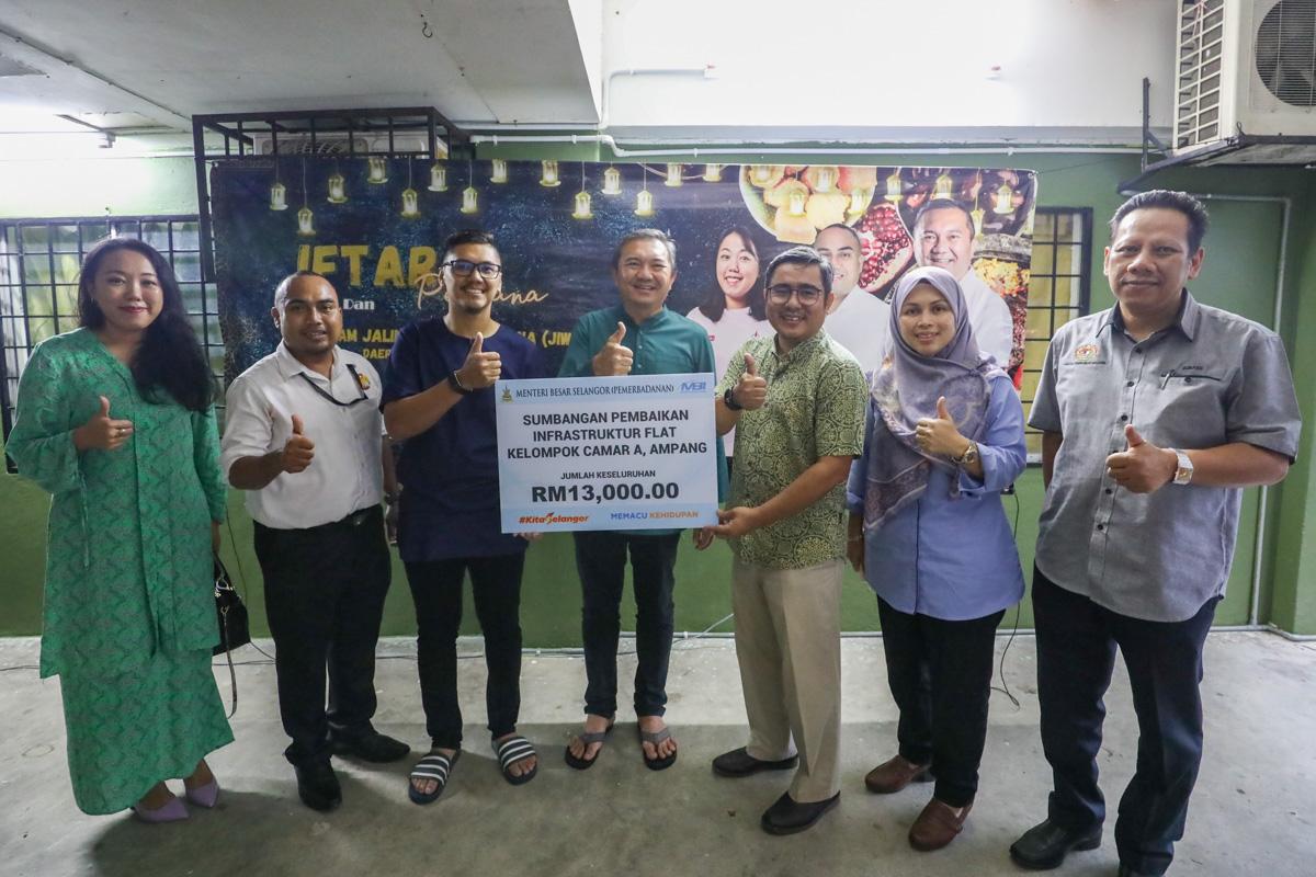 MBI donates RM13,000 to repair Flat Kelompok Camar damages