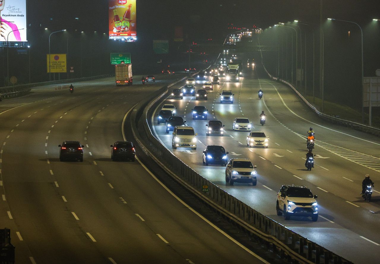 வாகனங்களின் எண்ணிக்கை அதிகரித்த போதிலும் முக்கிய நெடுஞ்சாலைகளில் போக்குவரத்து சீராக உள்ளது