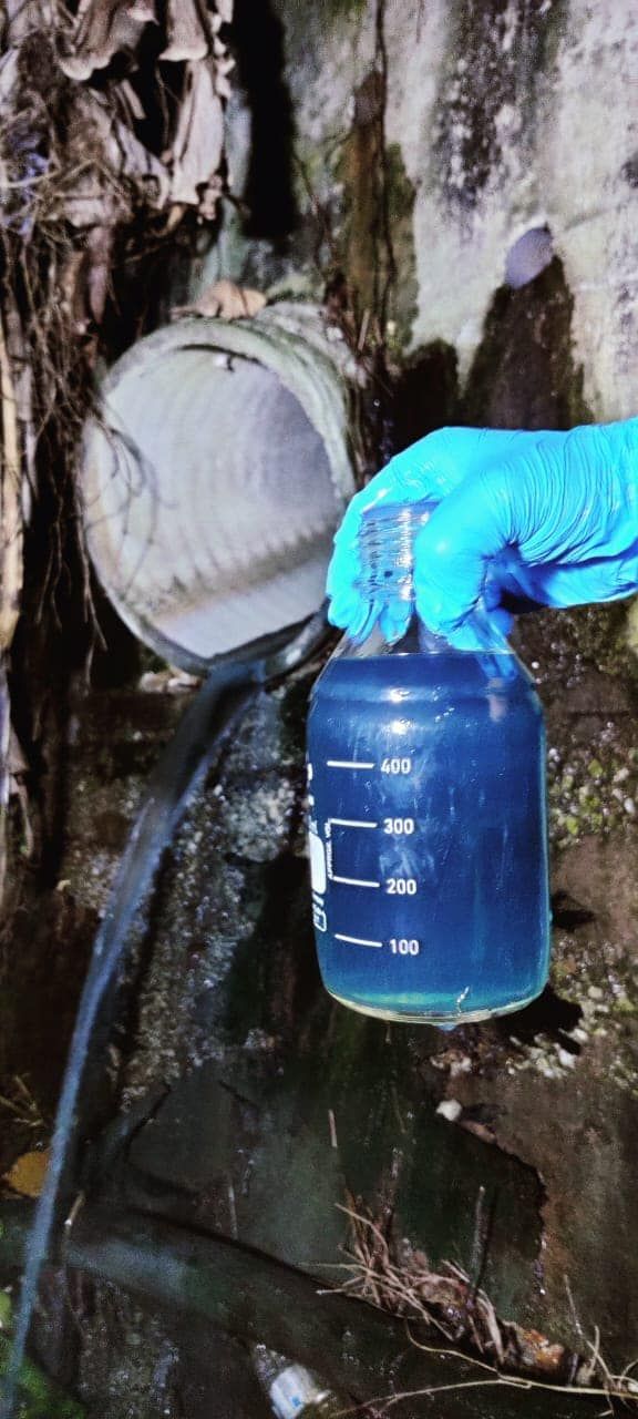 万挠贡河支流被“染蓝”  雪水务局及时截查防水污