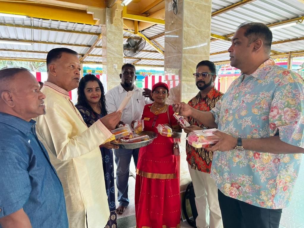 ஐந்து ஆலயங்களுக்கு தனது சம்பளப் பணத்தை பகிர்ந்தளித்தார் டத்தோ ரமணன் 