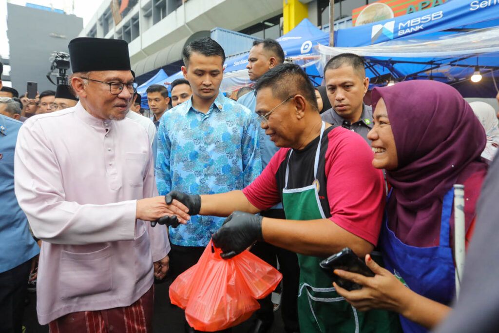 首相：开斋节特别援金 受惠者增3组志愿者