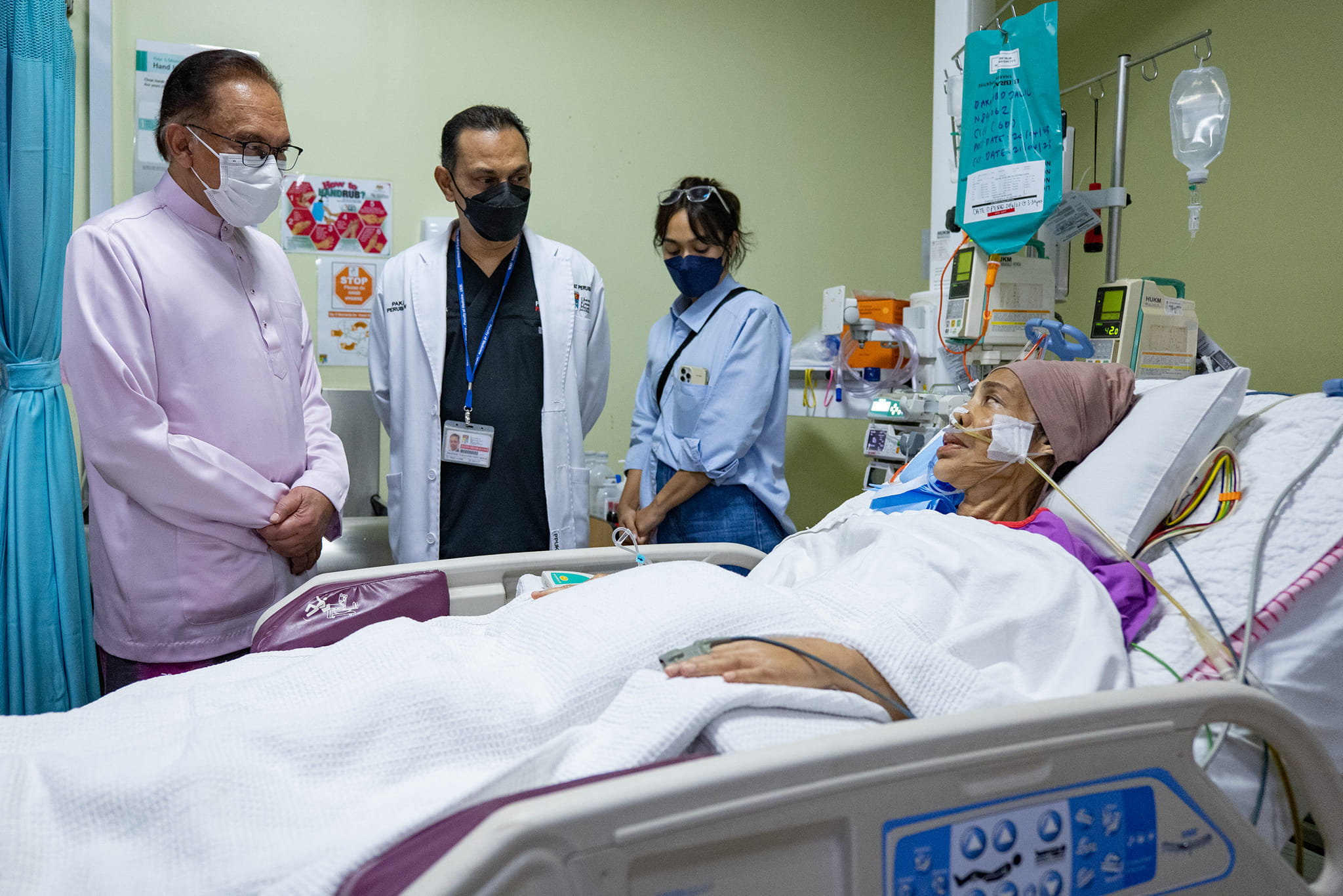 PM Anwar visits songstress Rohana Jalil in hospital