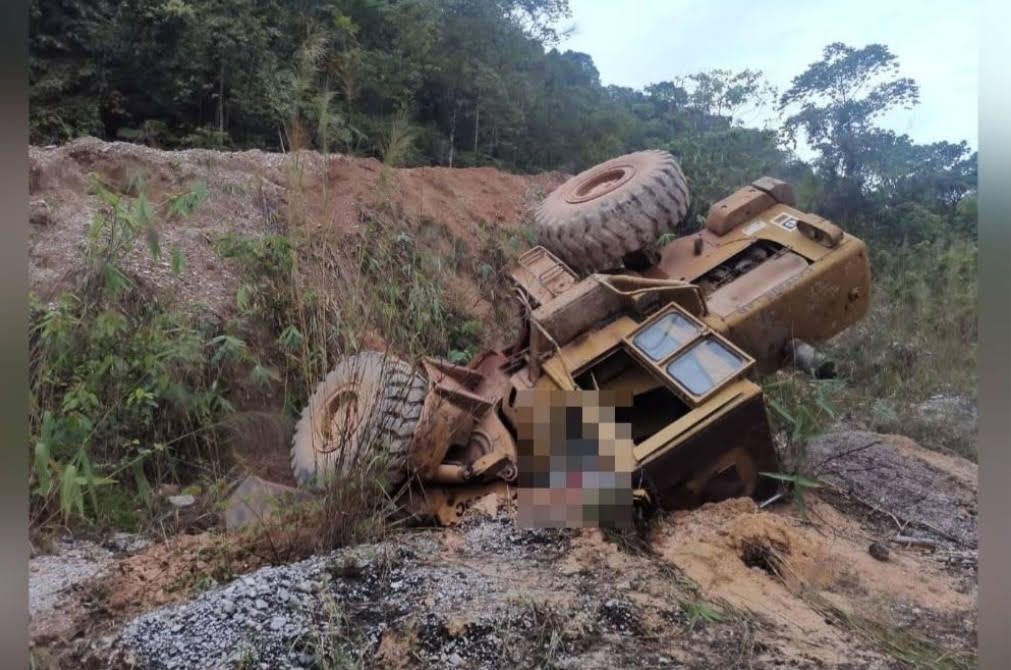 மண்வாரி இயந்திரம் கவிழ்ந்து இரு வங்காளதேசிகள் பலி