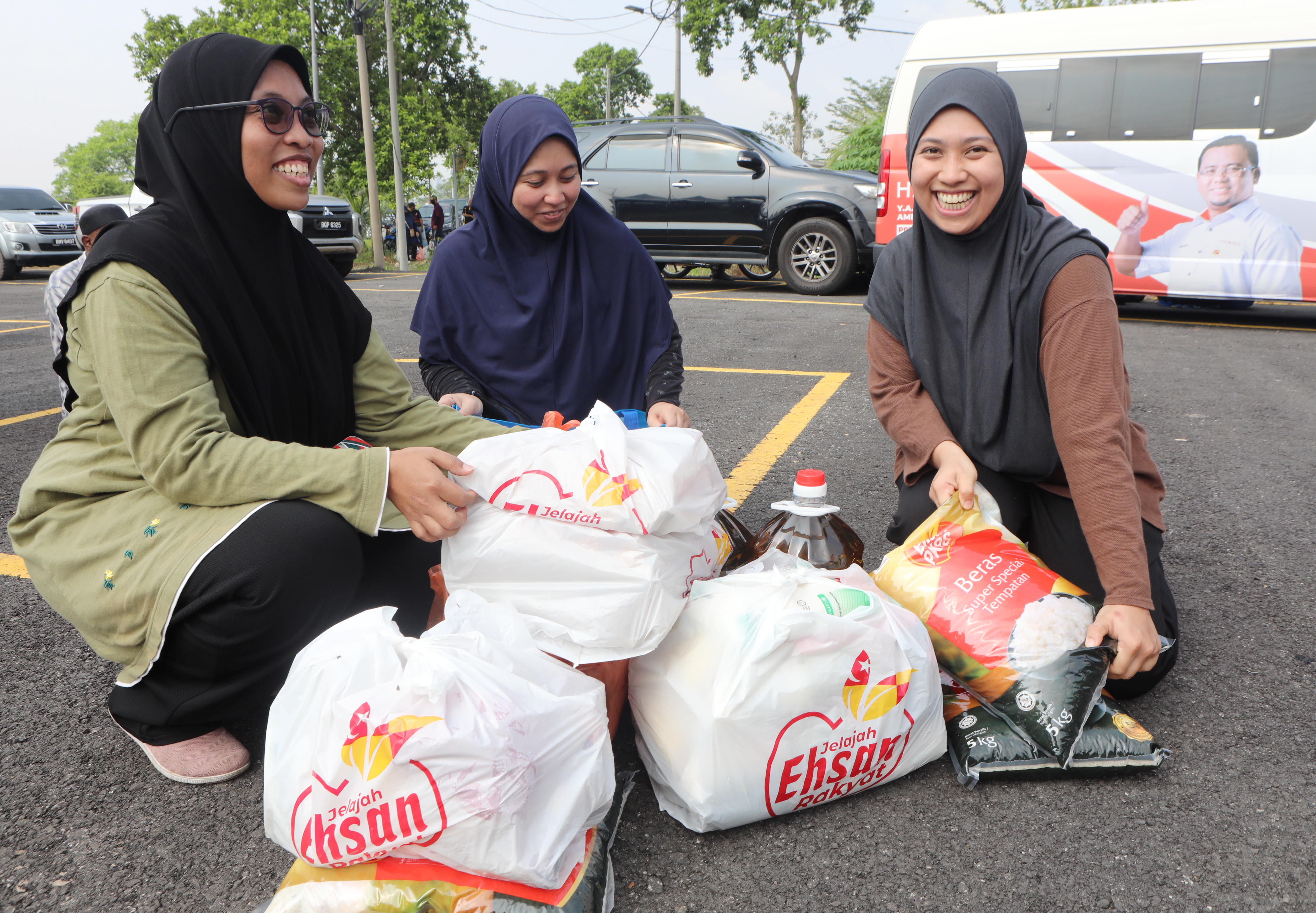 Berbaloi beratur panjang, jualan barangan dapur memang murah