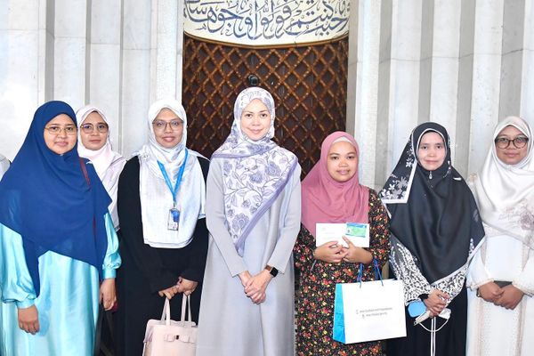 Tengku Permaisuri berkenan temani pembantu rumah peluk Islam di masjid negeri