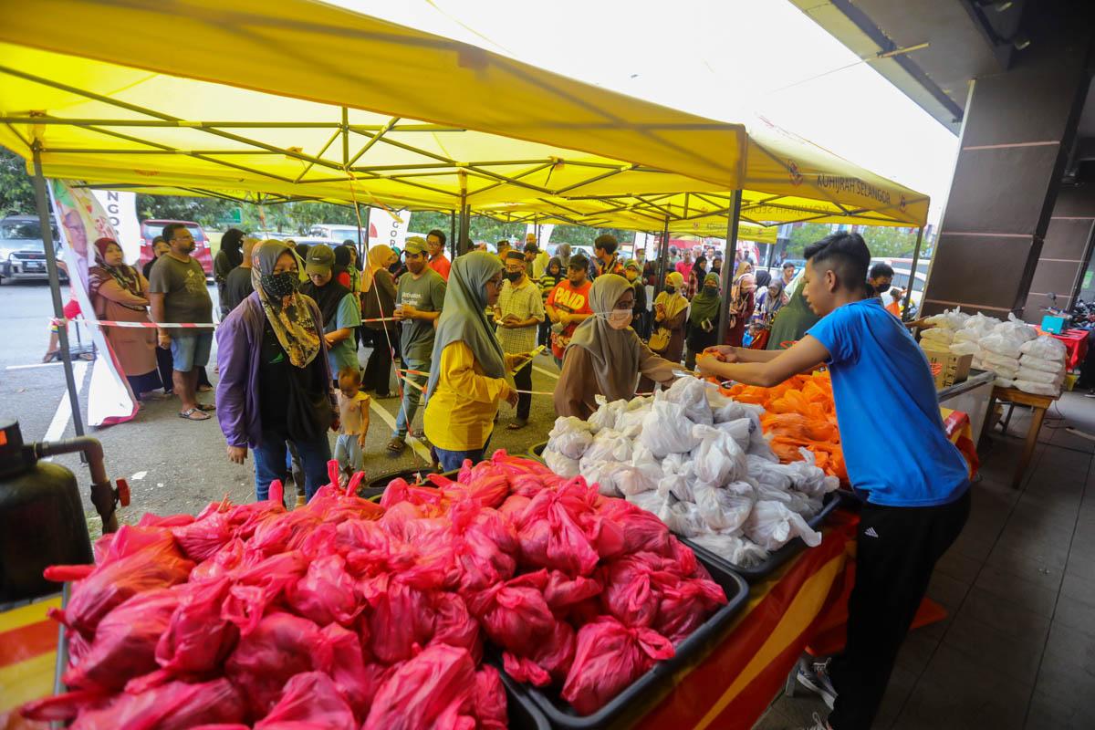 Pengunjung datang empat jam awal, 200 ekor ayam habis sejam di jualan murah