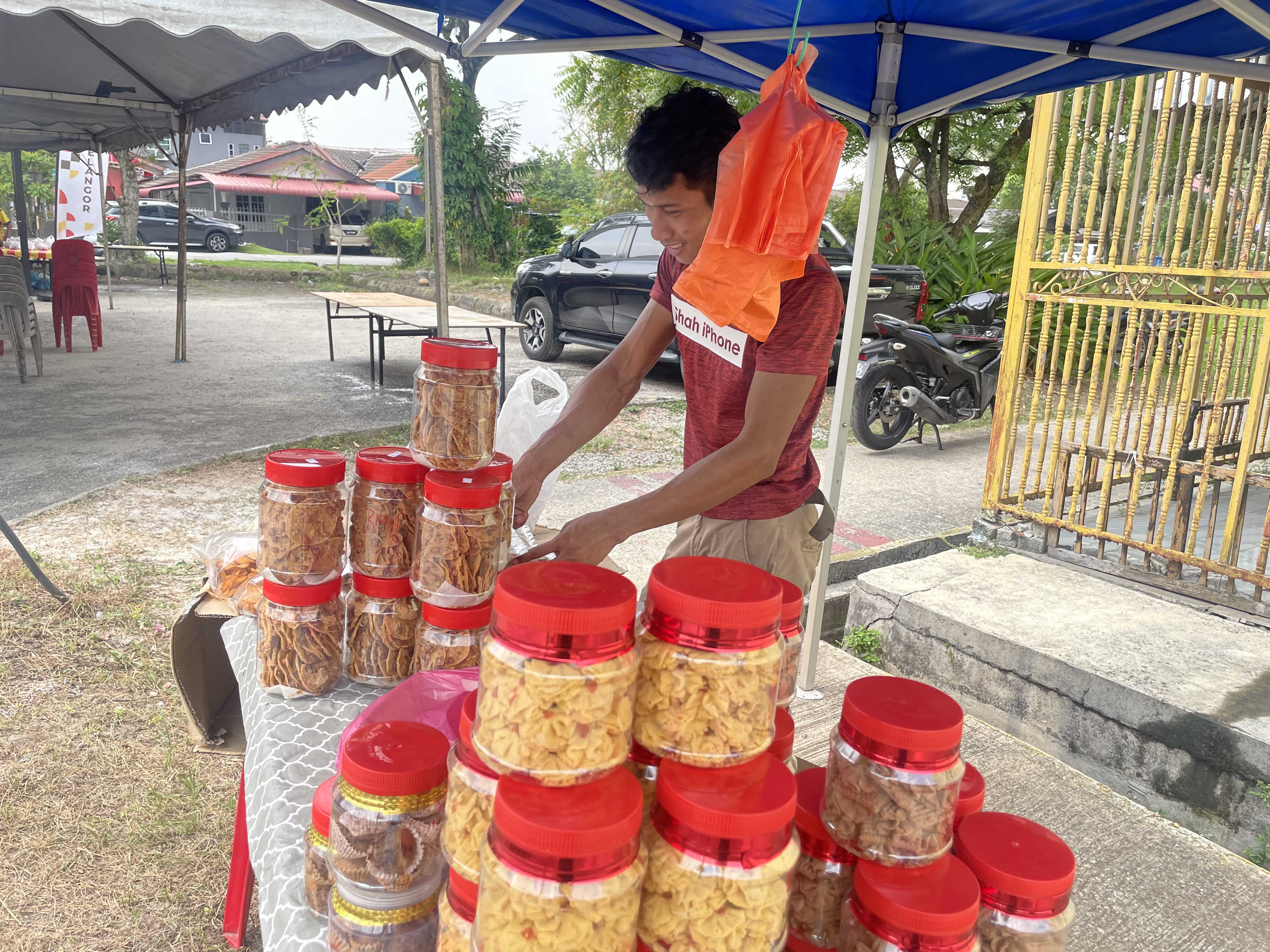 Jualan mega ehsan bantu peniaga kuih raya raih pelanggan