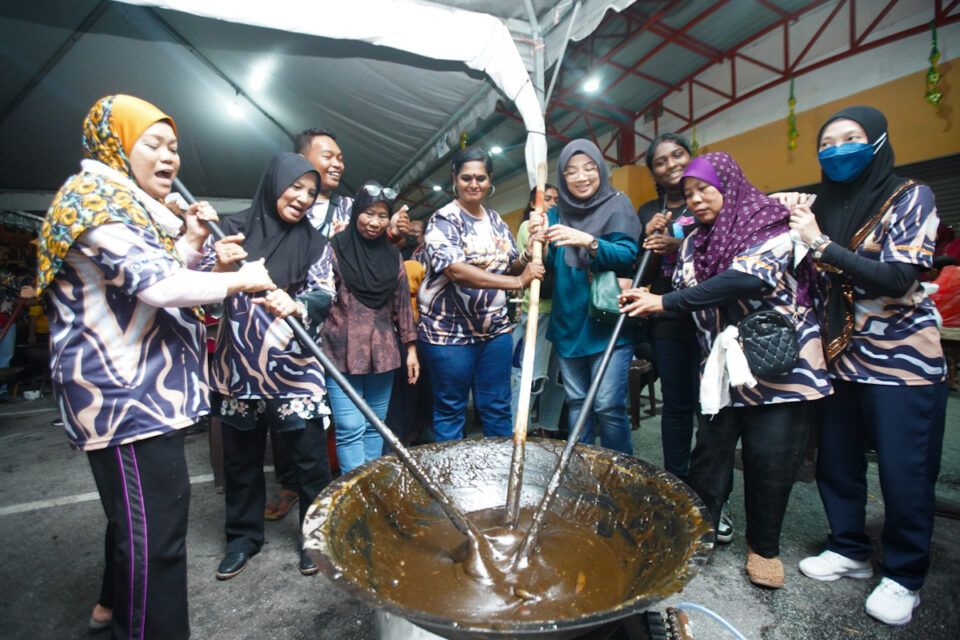 搅拌粿加糕活动获各族好评 亲身体验制作过程深入了解文化