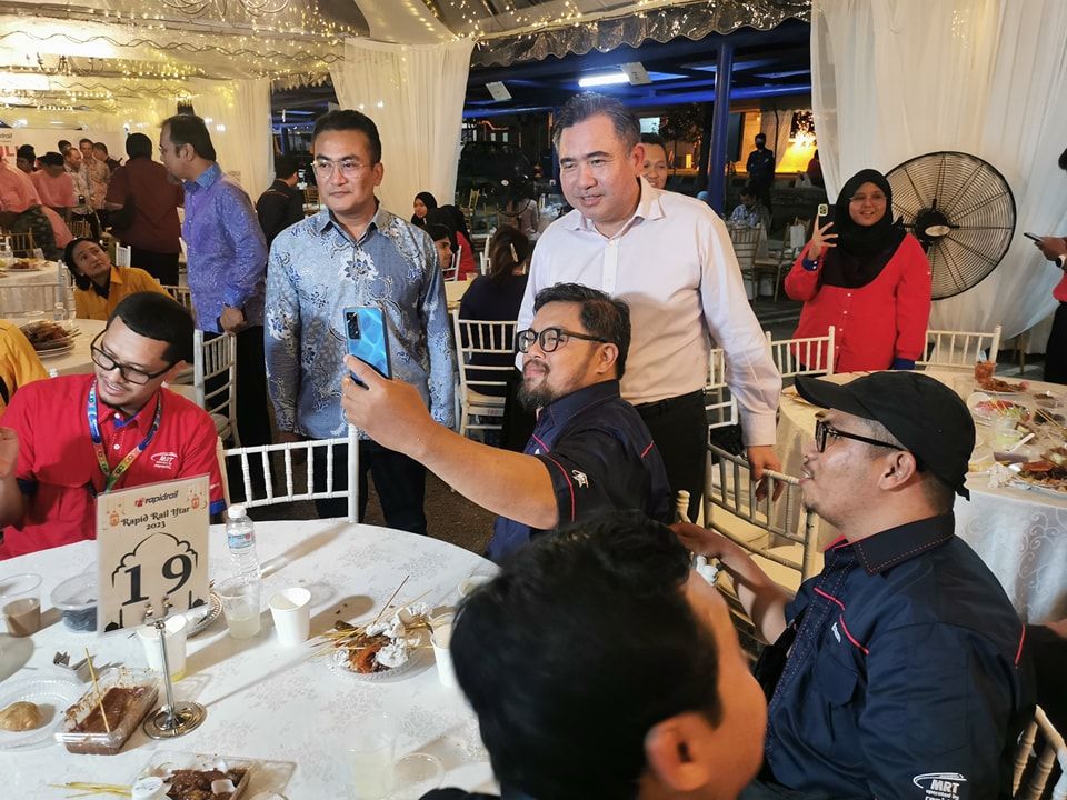 政府于近日宣布高教学生 往返东西马的机票特别价