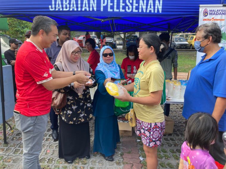 黄思汉：到访巴刹民众 鼓励自带袋子容器