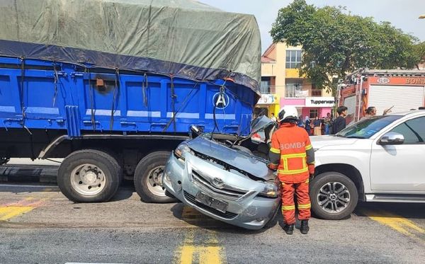 载沙罗里刹车器失灵 失控倒退酿8车连环撞