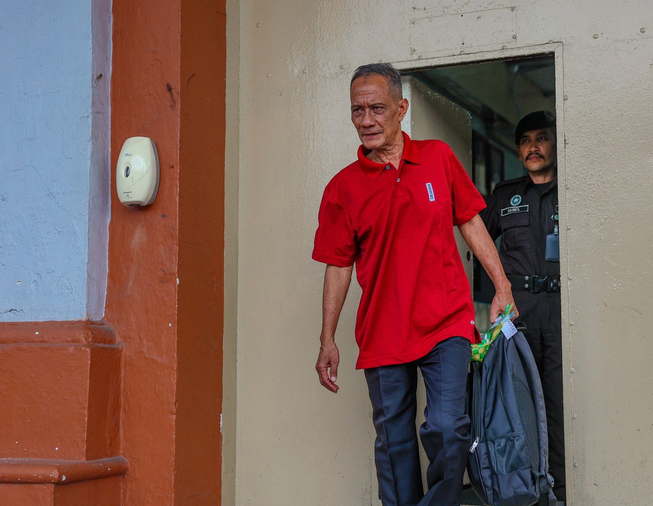 服刑最久的63岁老翁获特赦 悲喜交集返回印尼老乡