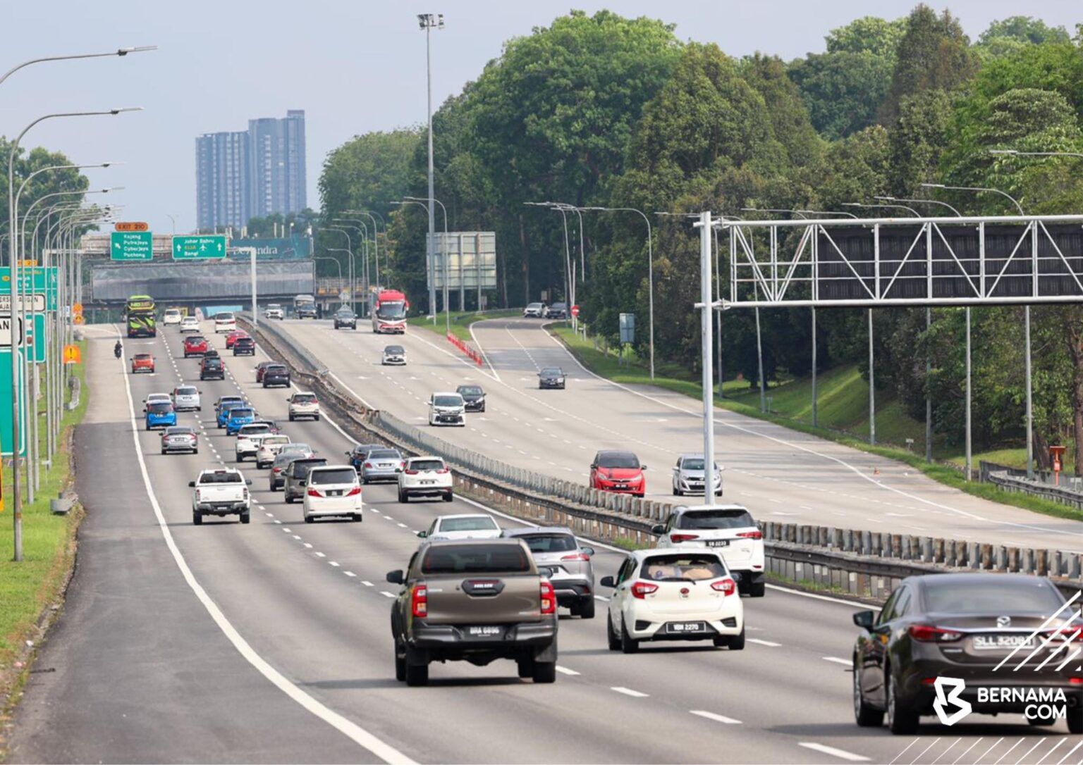 நாட்டின் முக்கிய நெடுஞ்சாலைகளில் போக்குவரத்து சீராக உள்ளது