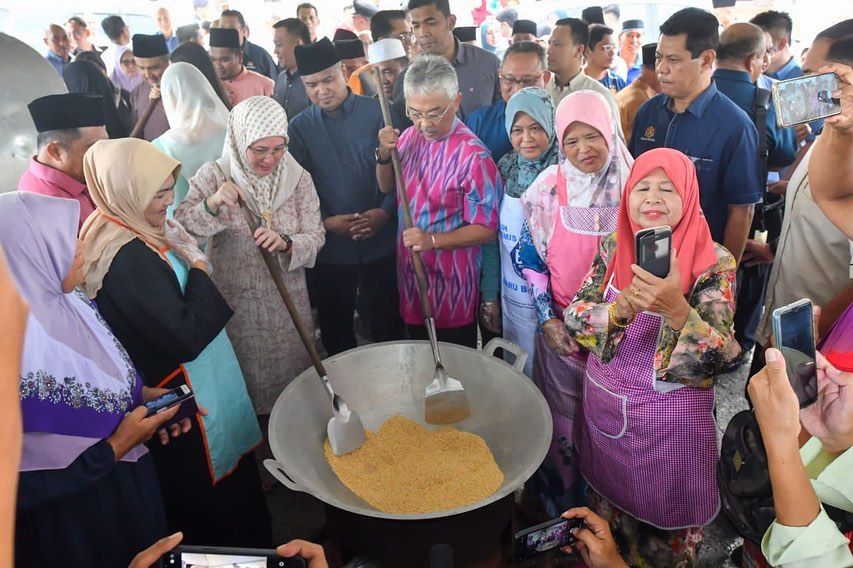 King, Queen join Kg Sungai Labu villagers to prepare Bubur Banging for iftar