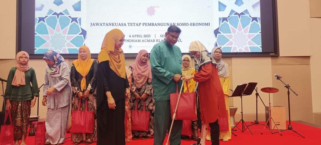 100 penduduk kurang mampu terima bantuan makanan asas