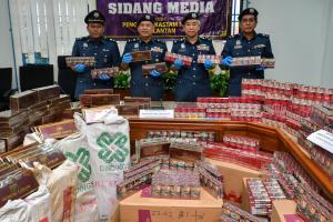 Tiga juta rokok seludup dirampas, empat lelaki ditahan
