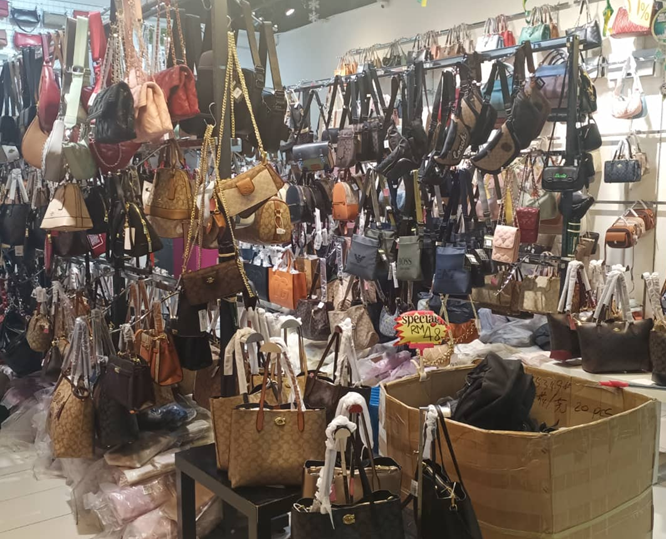 雪贸消部取缔2商店 充公市值100万名牌赝品