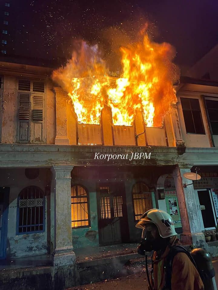 乔治市老店凌晨失火 一人逃生不及葬身火海