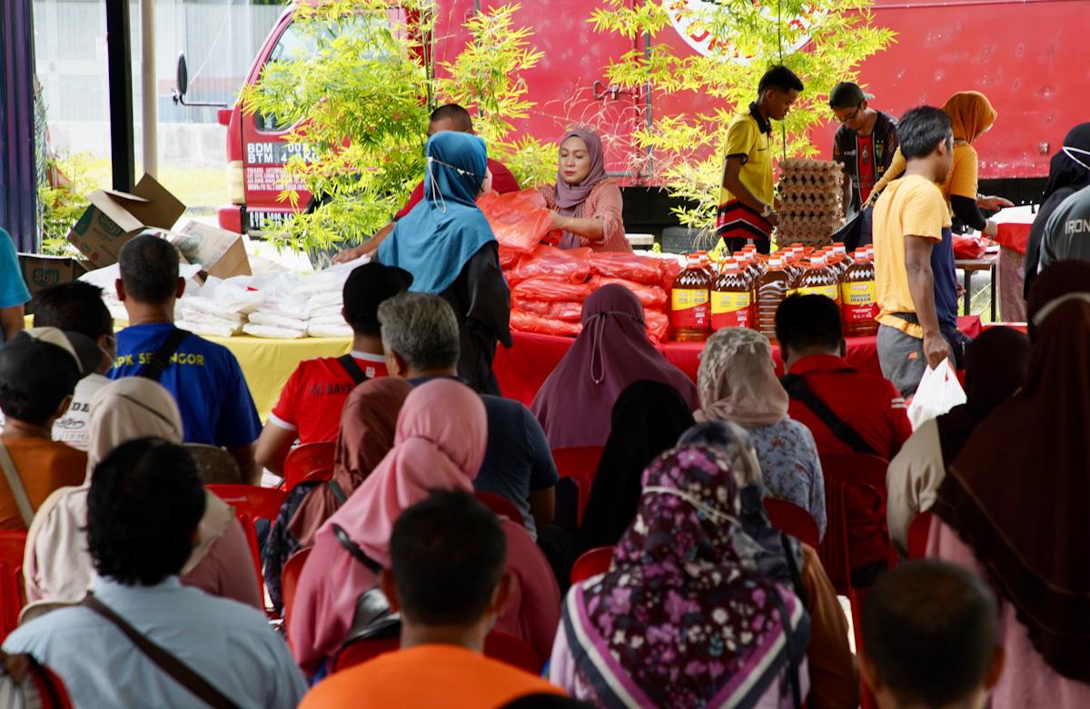 Ayam, daging habis kurang sejam pada Jualan Mega Ehsan Aidilfitri di Shah Alam