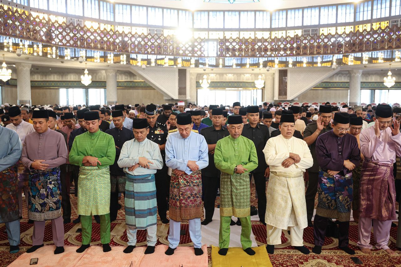King, Queen perform Aidilfitri prayers at Masjid Negara