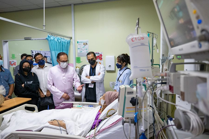 Anwar ziarah Rohana Jalil, rakan di Hospital Canselor Tuanku Muhriz