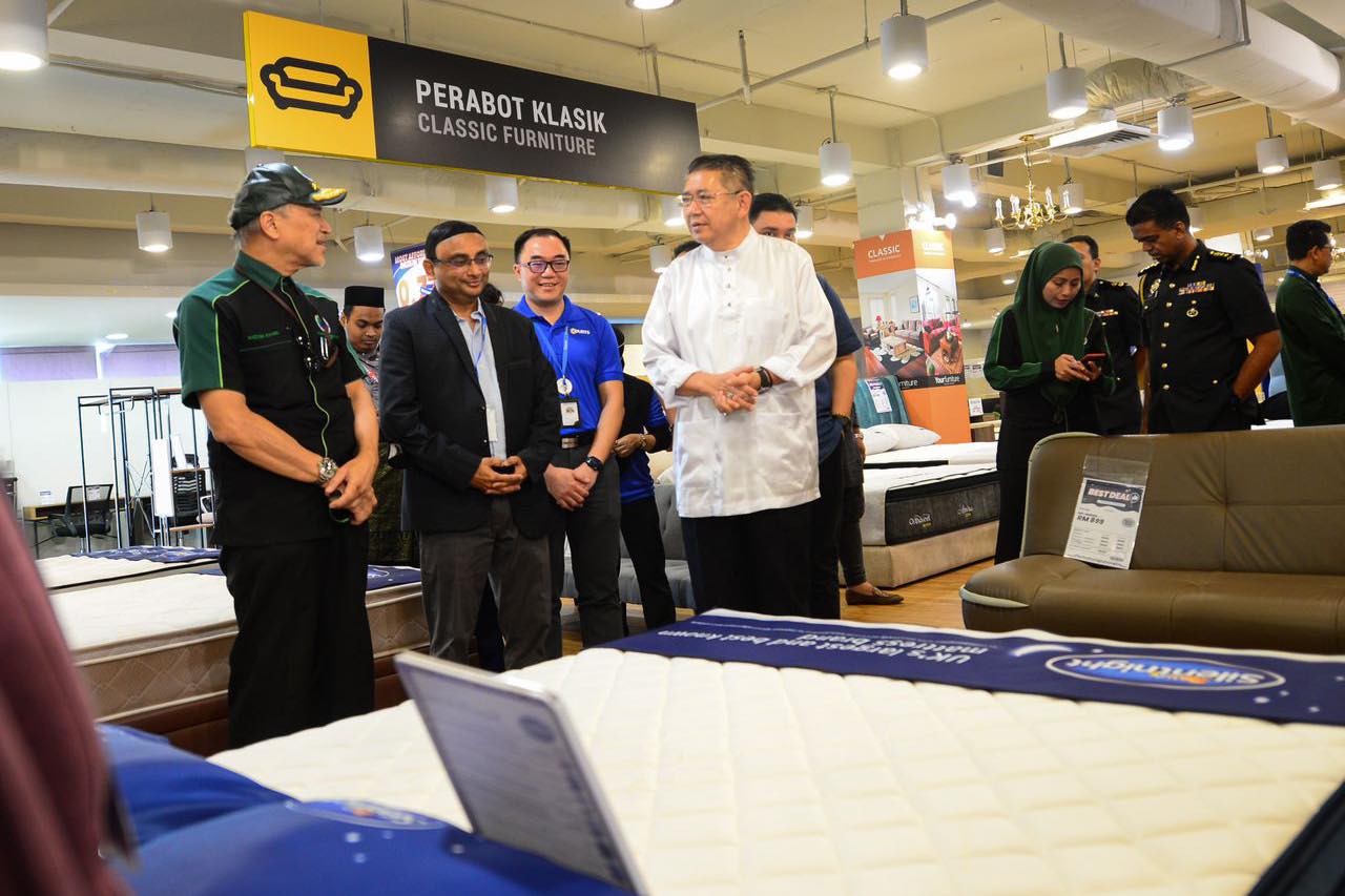 Courts Malaysia gedung perabot pertama tawar harga Rahmah