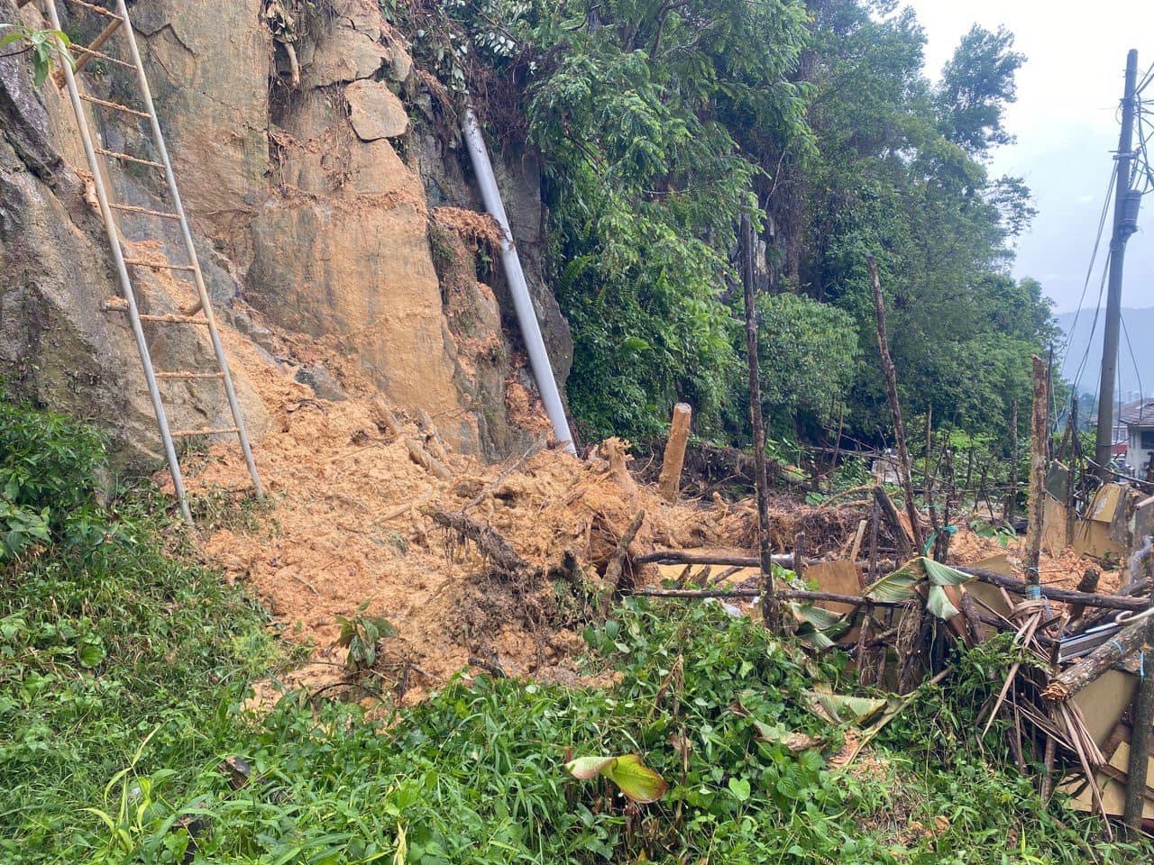 MPS bersih saluran longkang akibat runtuhan cerun di Rawang Perdana