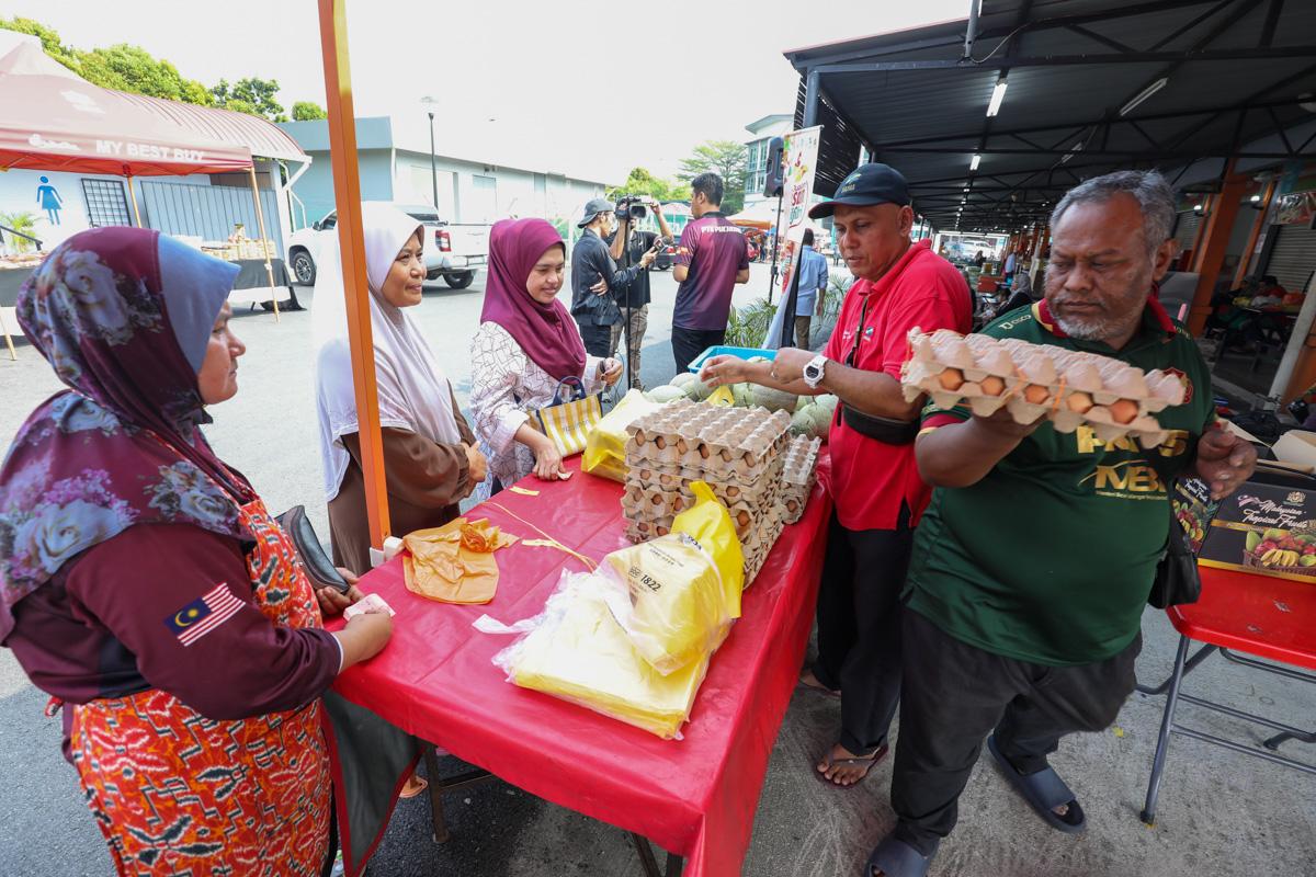Beli barangan asas lebih awal pada harga murah di jualan mega raya