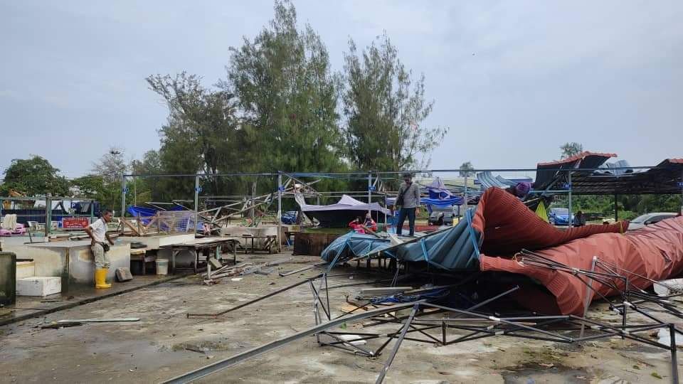 风暴袭击班台海边 毁坏小贩档口.帐篷