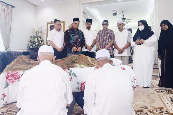 雪大臣向前议长翁依斯迈家属致哀