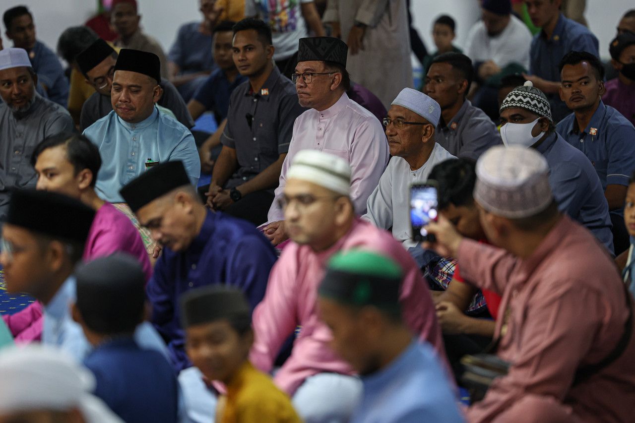 PM solat jumaat di Masjid As-Salam, bertemu masyarakat setempat