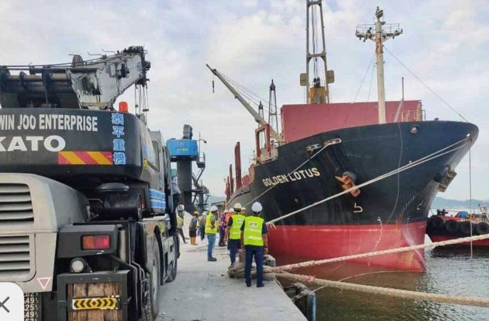 கட்டுப்பாட்டை இழந்த லோரி கடலில் விழுந்தது- ஓட்டுநரைத் தேடும் பணி தீவிரம்