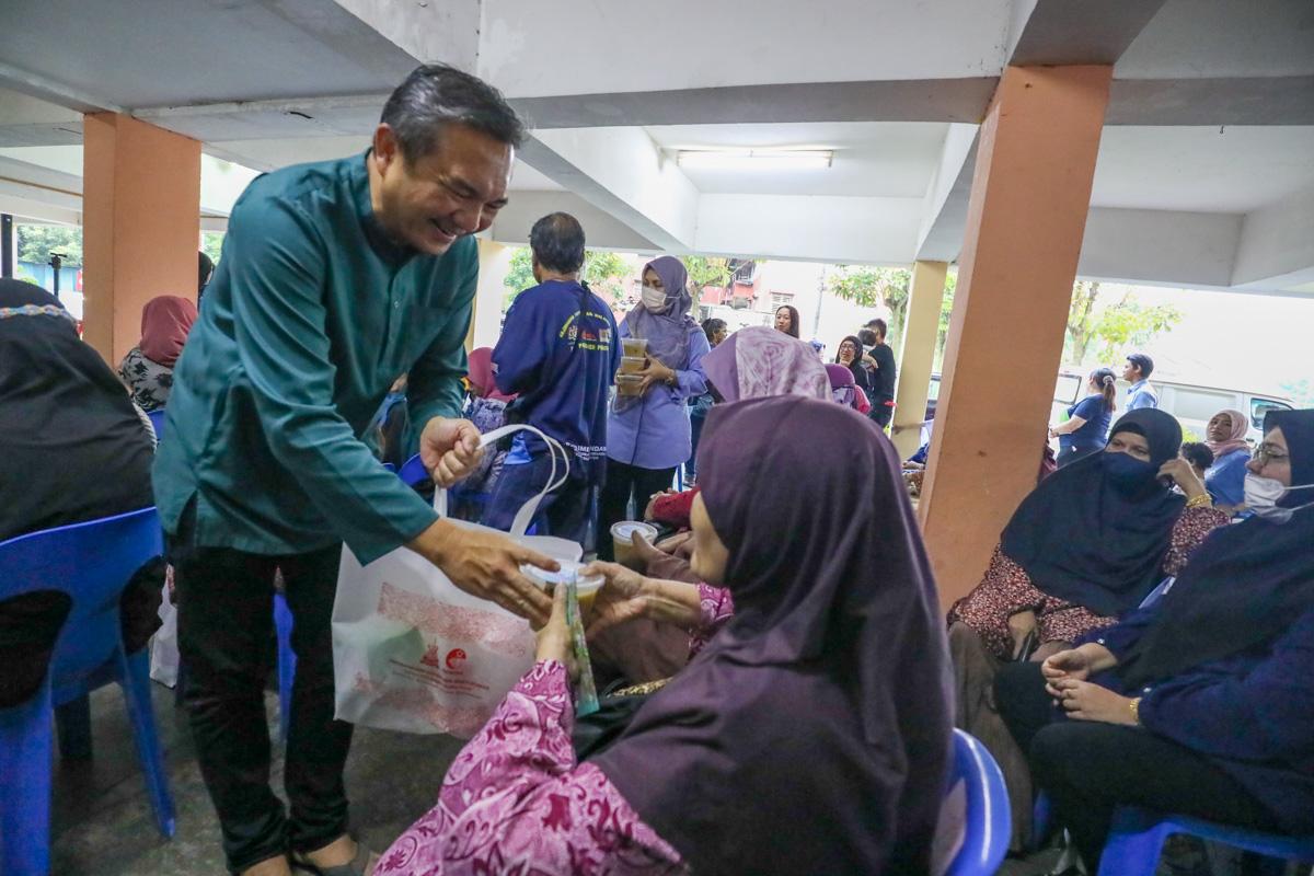 130 keluarga Flat Kelompok Camar terima bakul makanan, duit raya