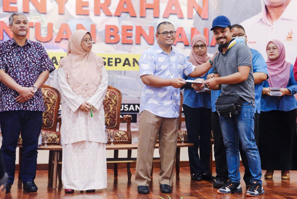 சிப்பாங்கில் புயலில் பாதிக்கப்பட்ட 200 குடும்பங்களுக்கு தலா 500 வெள்ளி நிதியுதவி