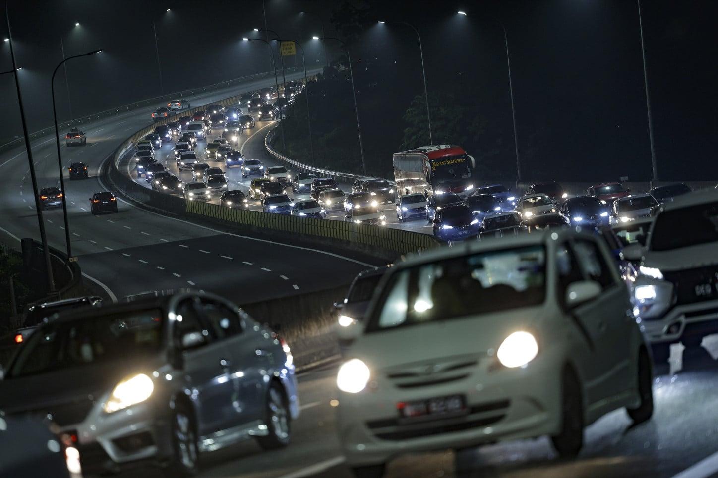 Aliran trafik mulai sesak di lebuh raya utama pagi ini