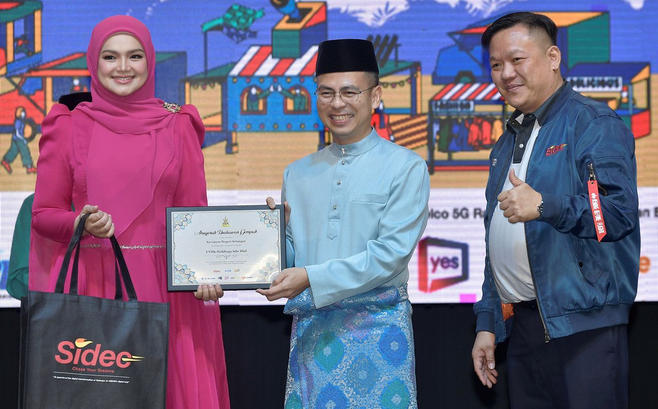 டத்தோஸ்ரீ சித்தி நூர்ஹலிசா தாருடின் தொழில்முனைவோர் கெம்பாக் விருதைப் பெற்றார்