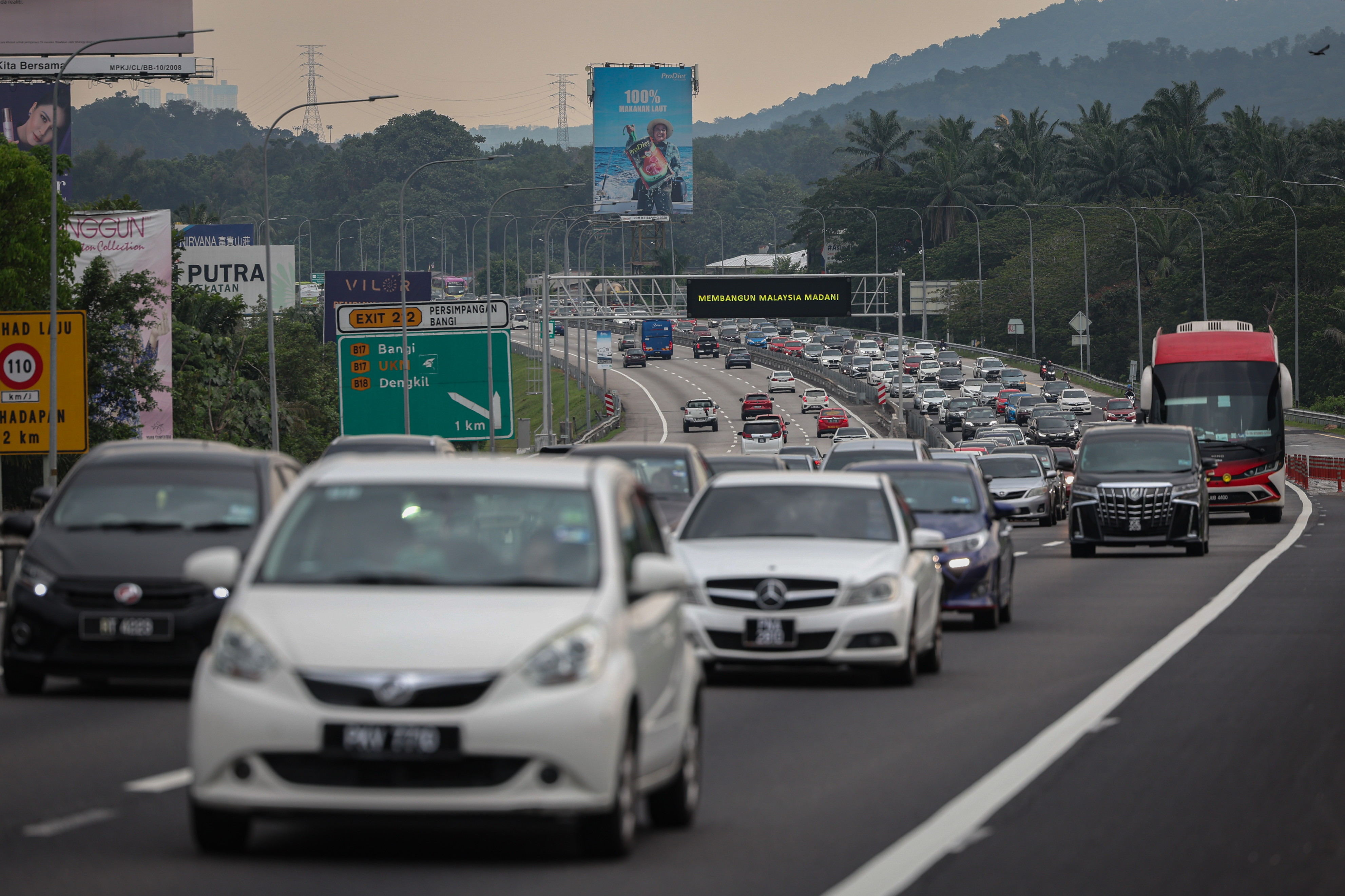 Aliran trafik masih tinggi, perlahan di lebuh raya utama malam ini