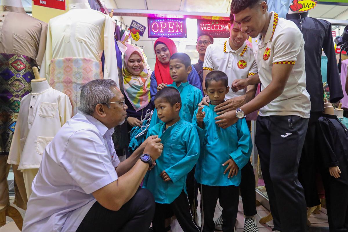 PKNS brings early Raya cheer to Pekeas orphans