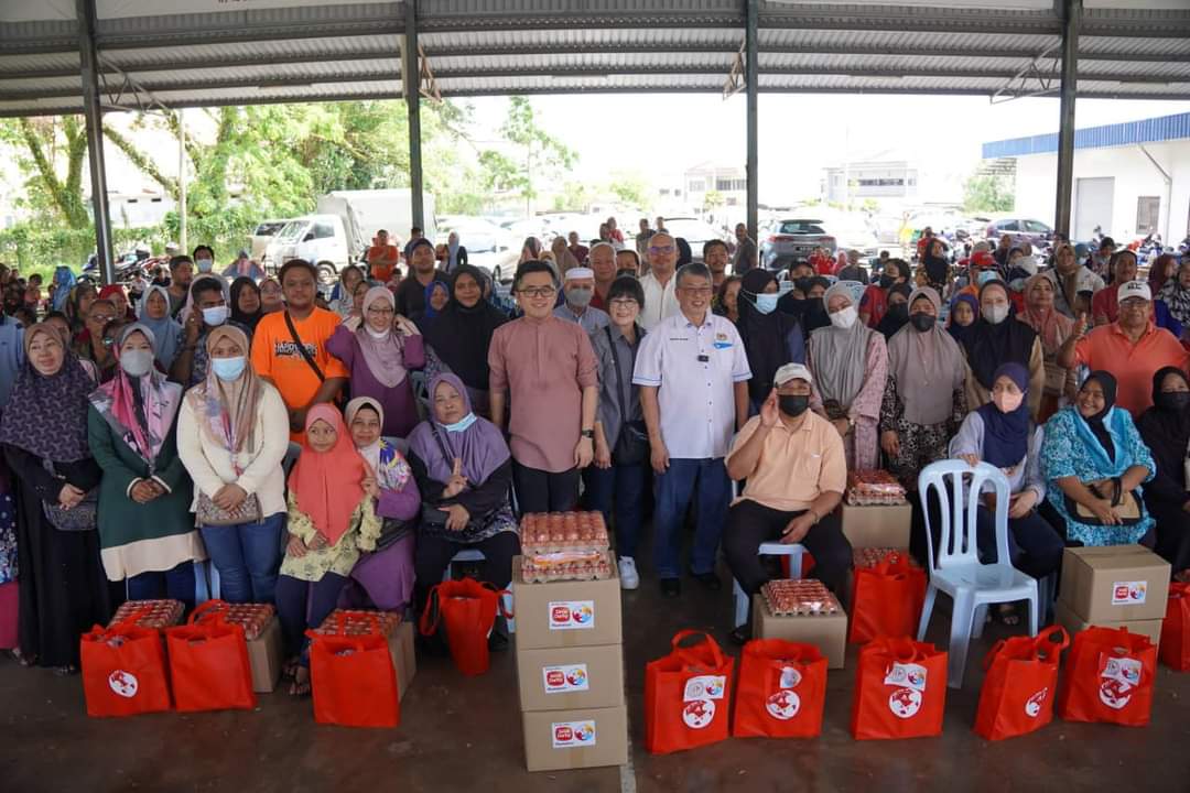 Ringan beban sambut raya, 200 keluarga di DUN Rawang terima bakul makanan