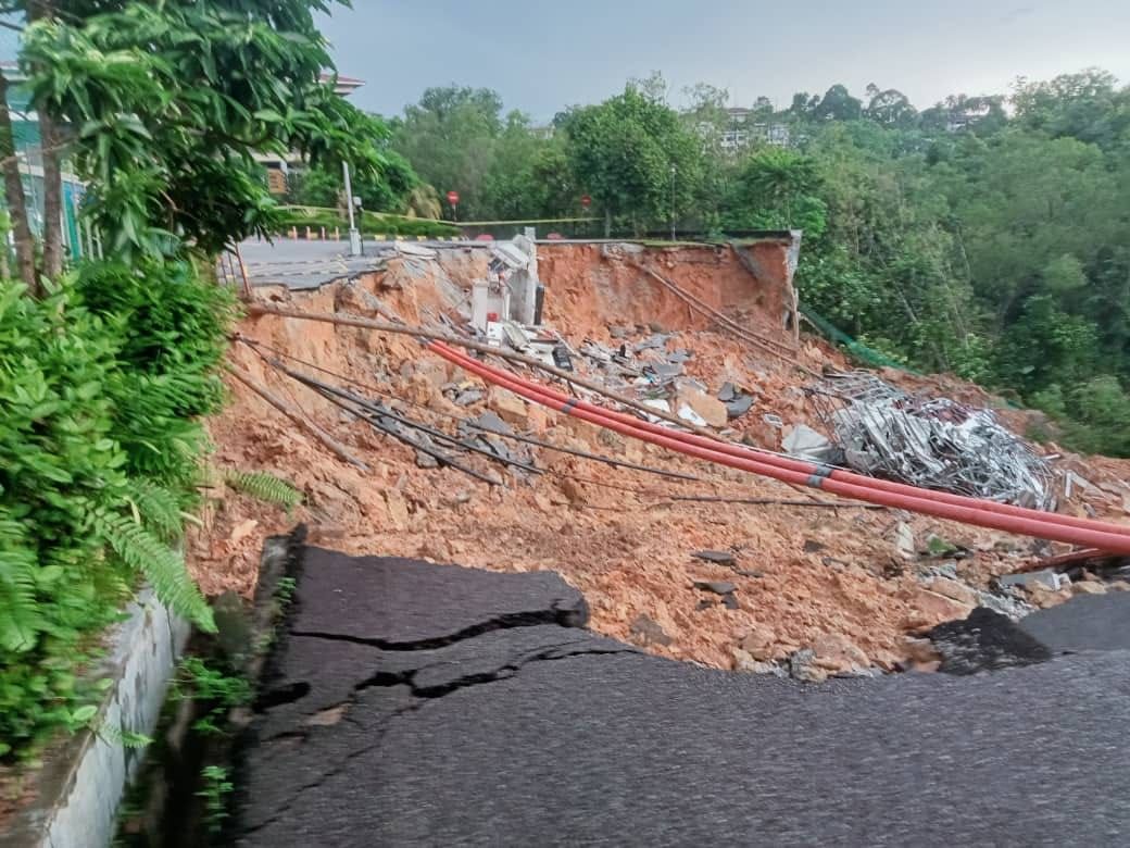 反贪学院昨晚陆续出现小土崩  警方：帆布覆盖不足降低风险