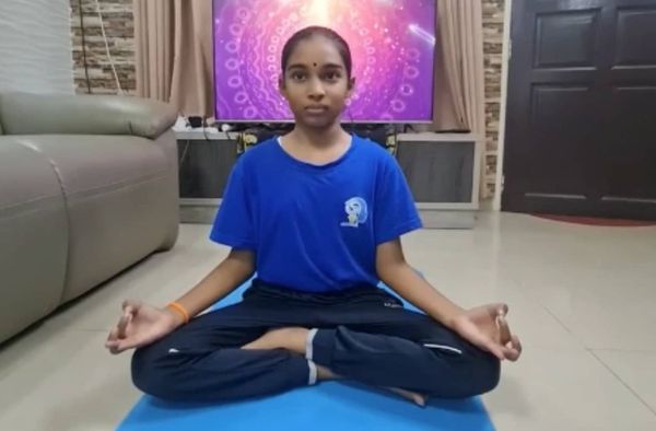 ஞானக் கண்ணால் அதிசயம் படைத்துள்ளார் மகிழம்பூ தமிழ்ப்பள்ளி மாணவி புனிதமலர்