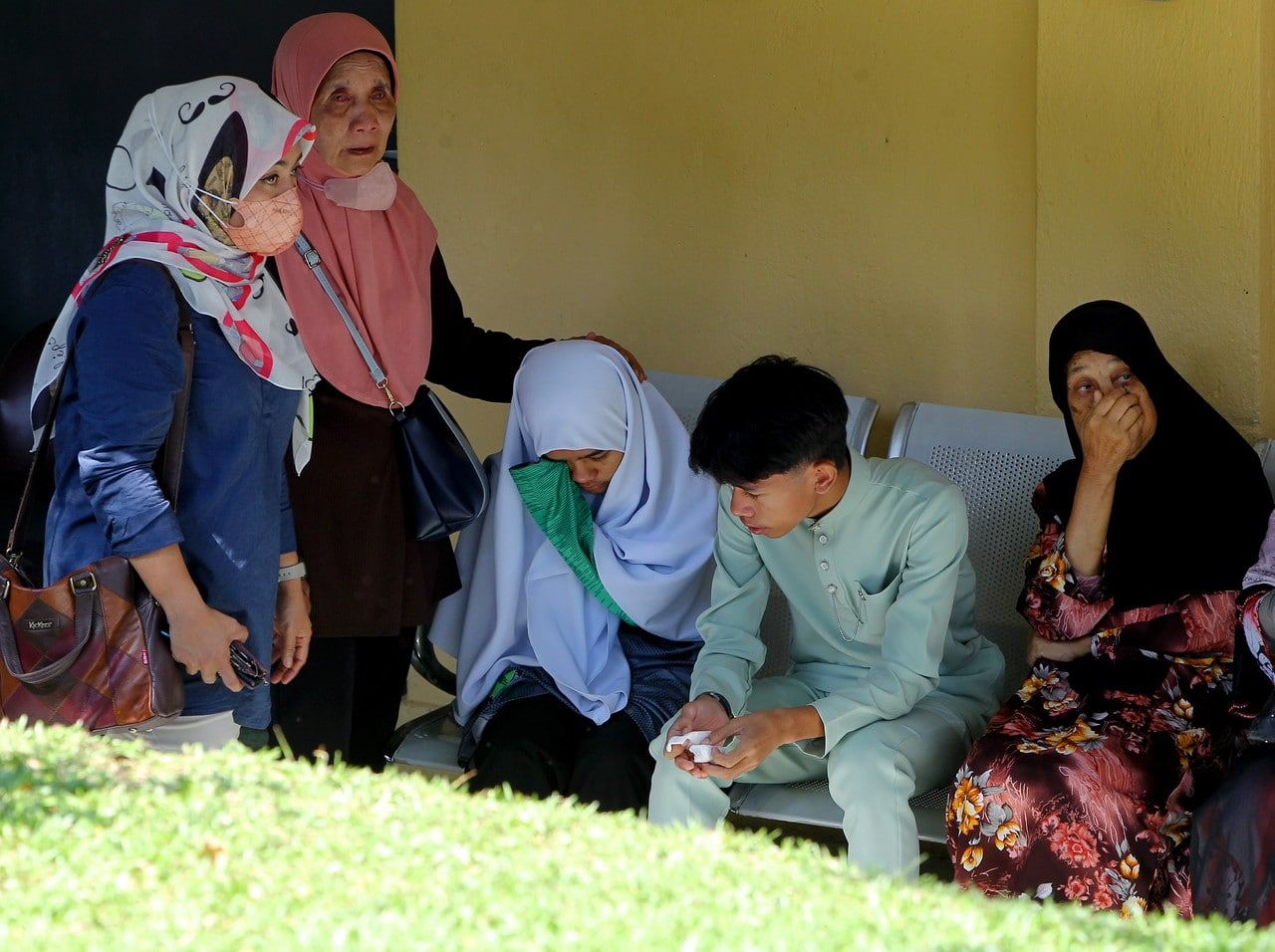 轿车追撞罗里：惟一生还者伤重身亡  一家五口共赴黄泉