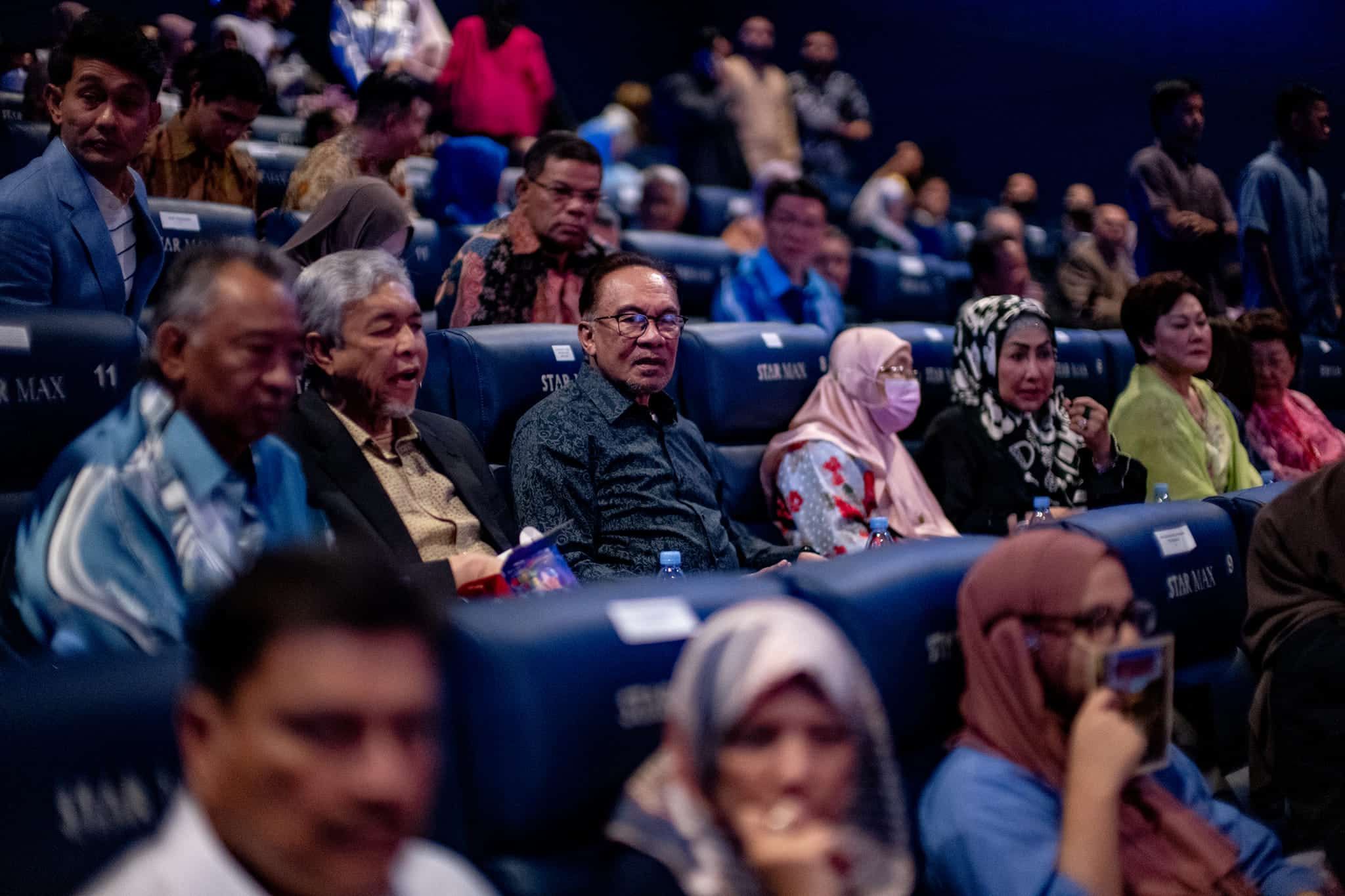 安华观看以他为蓝本的首映礼 忆起夫人孩子伙伴的重担与痛苦