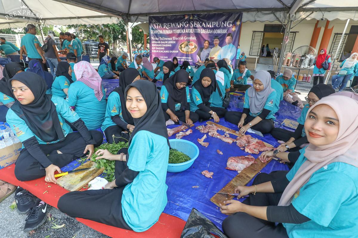 Rendang, sup dan ayam golek menu dimasak 200 petugas Rewang Sekampung